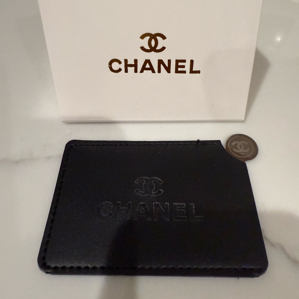 New CHANEL Black Leather Card Case with mirror - Picture 2 of 10